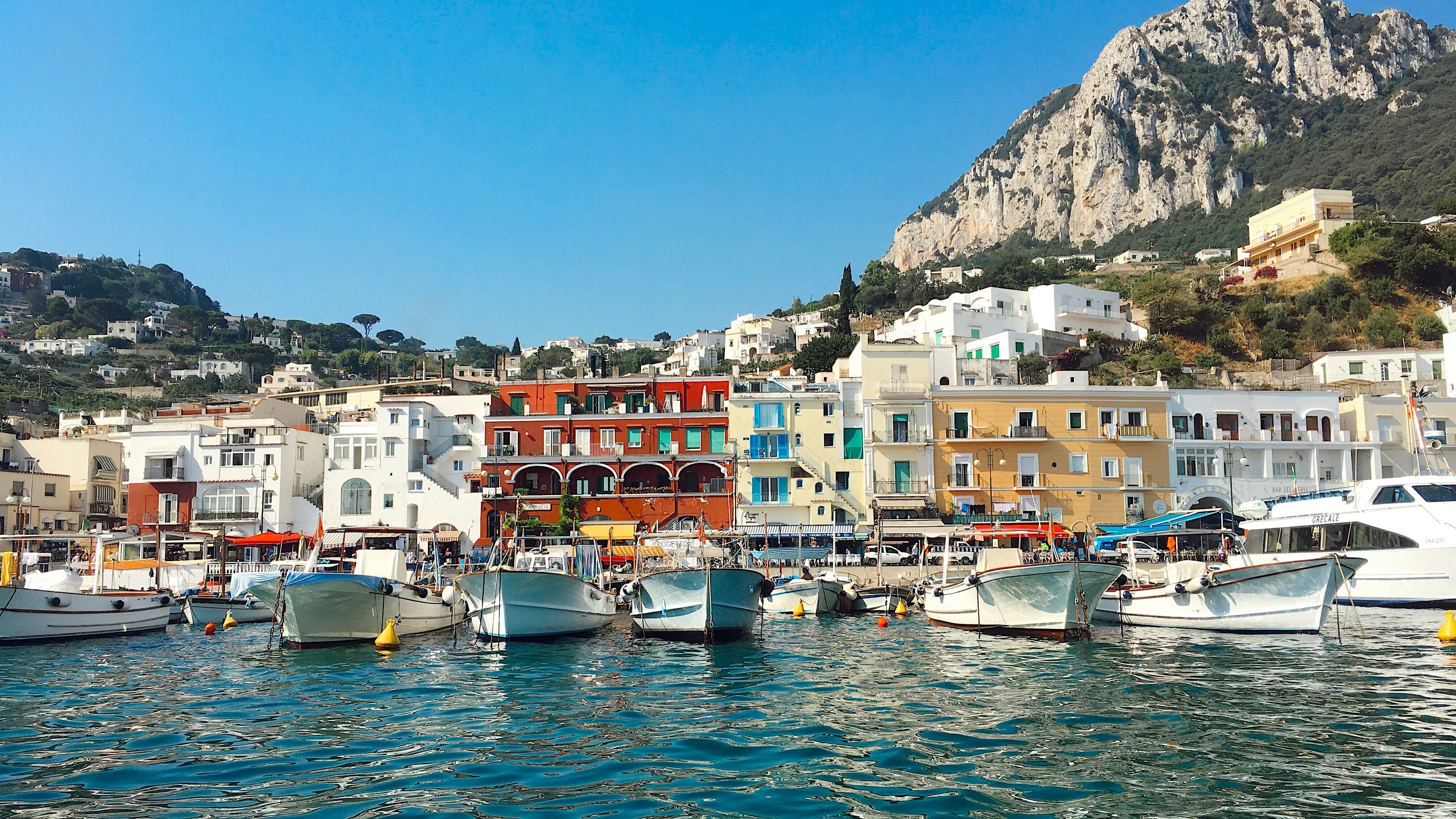 Imbarcazione privata al largo di Capri